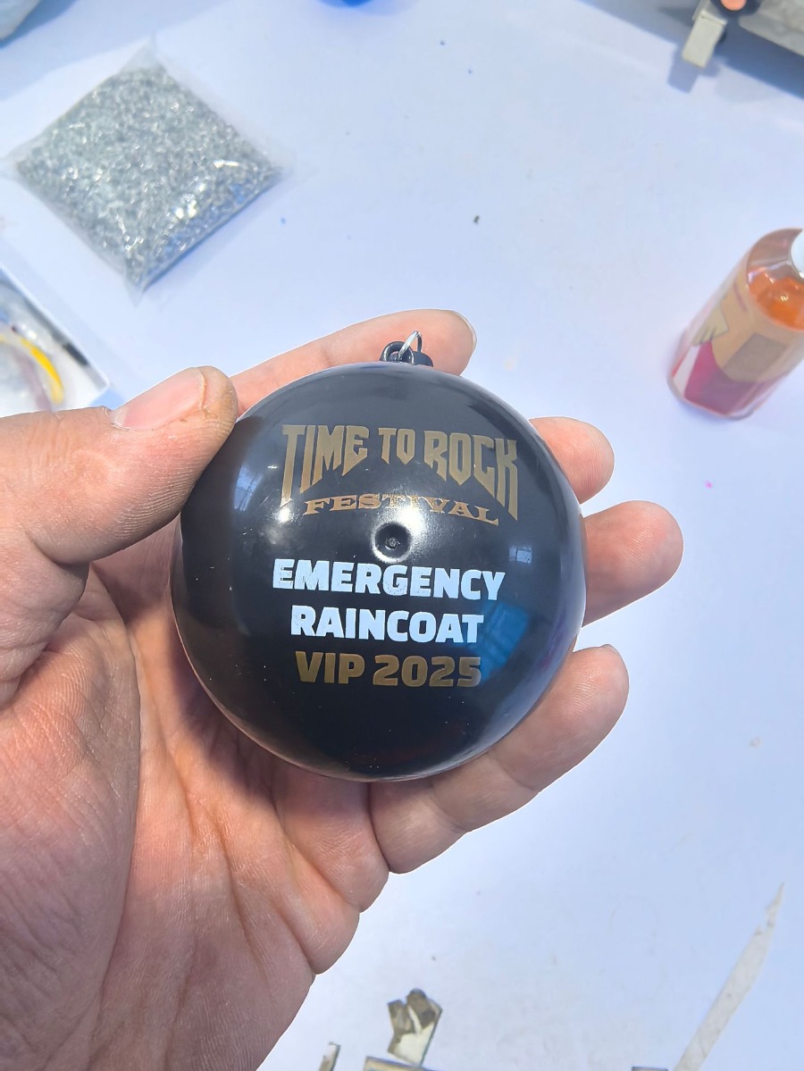 เสื้อกันฝนพวงกุญแจ รับผลิต เสื้อกันฝน สกรีนชื่อหรือโลโก้ต่างๆ ได้ตามต้องการ ทำเป็นของพรีเมี่ยม ของที่ระลึก ของขวัญ งานสัมมนา